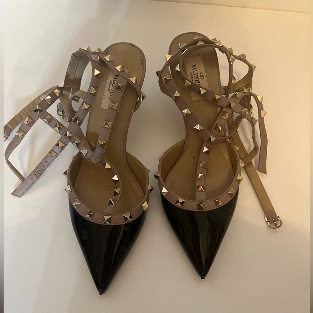 Worn Valentino 39.5 Pumps very worn